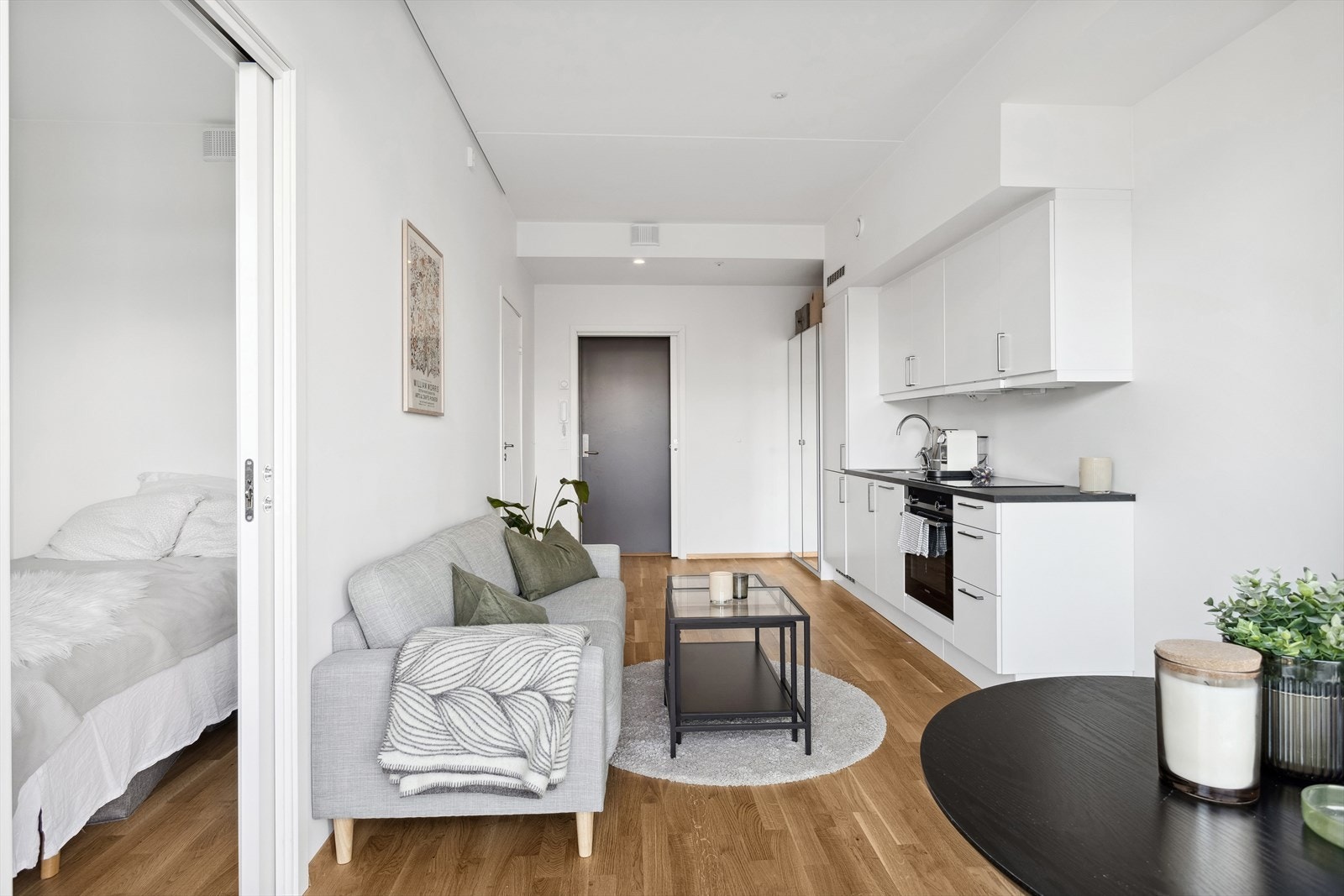 Pen, tidløs innredning med folierte skrog med slette, hvite fronter og laminert benkeplate. Galleribilde