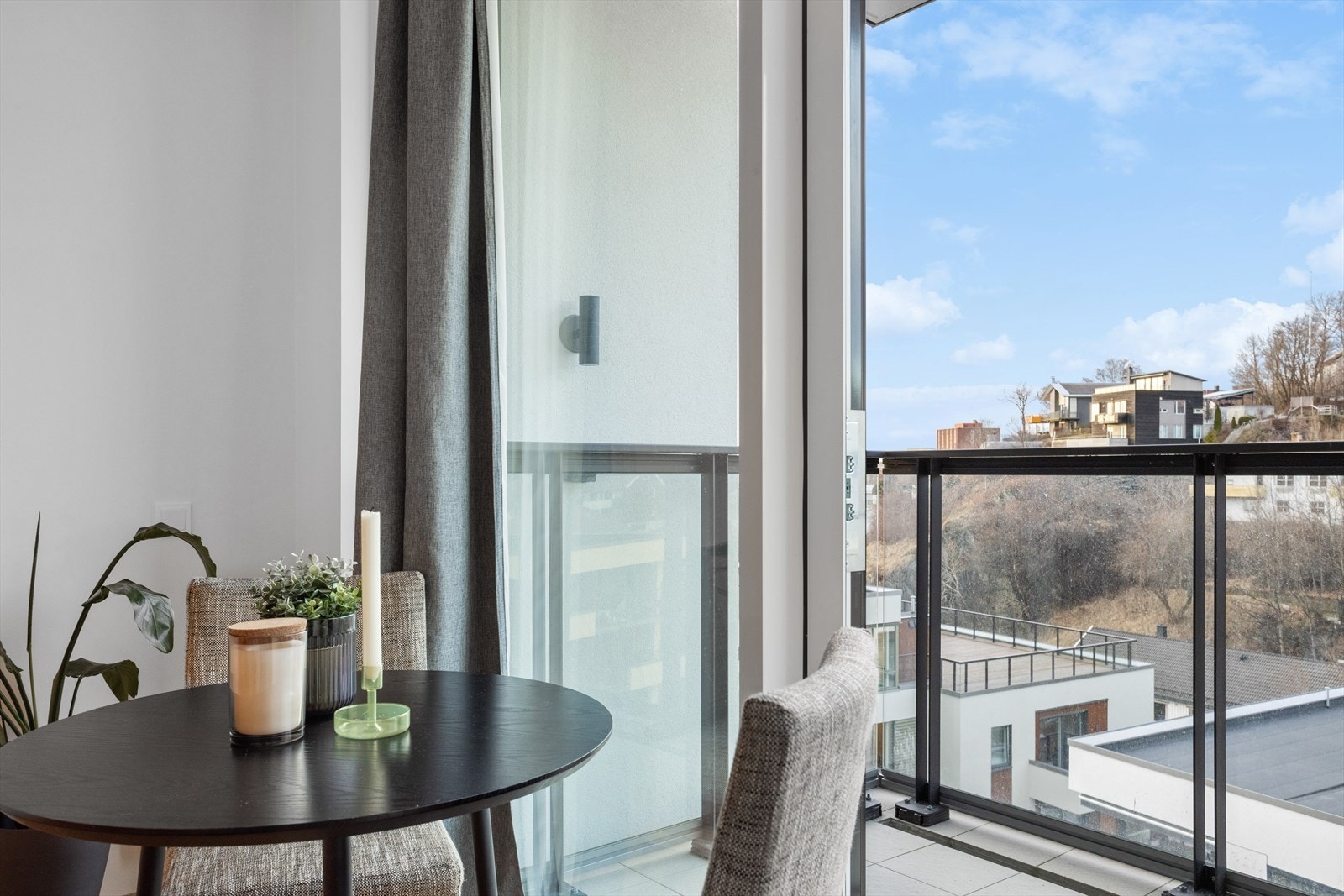 Utgang til en herlig, overbygd balkong. Galleribilde