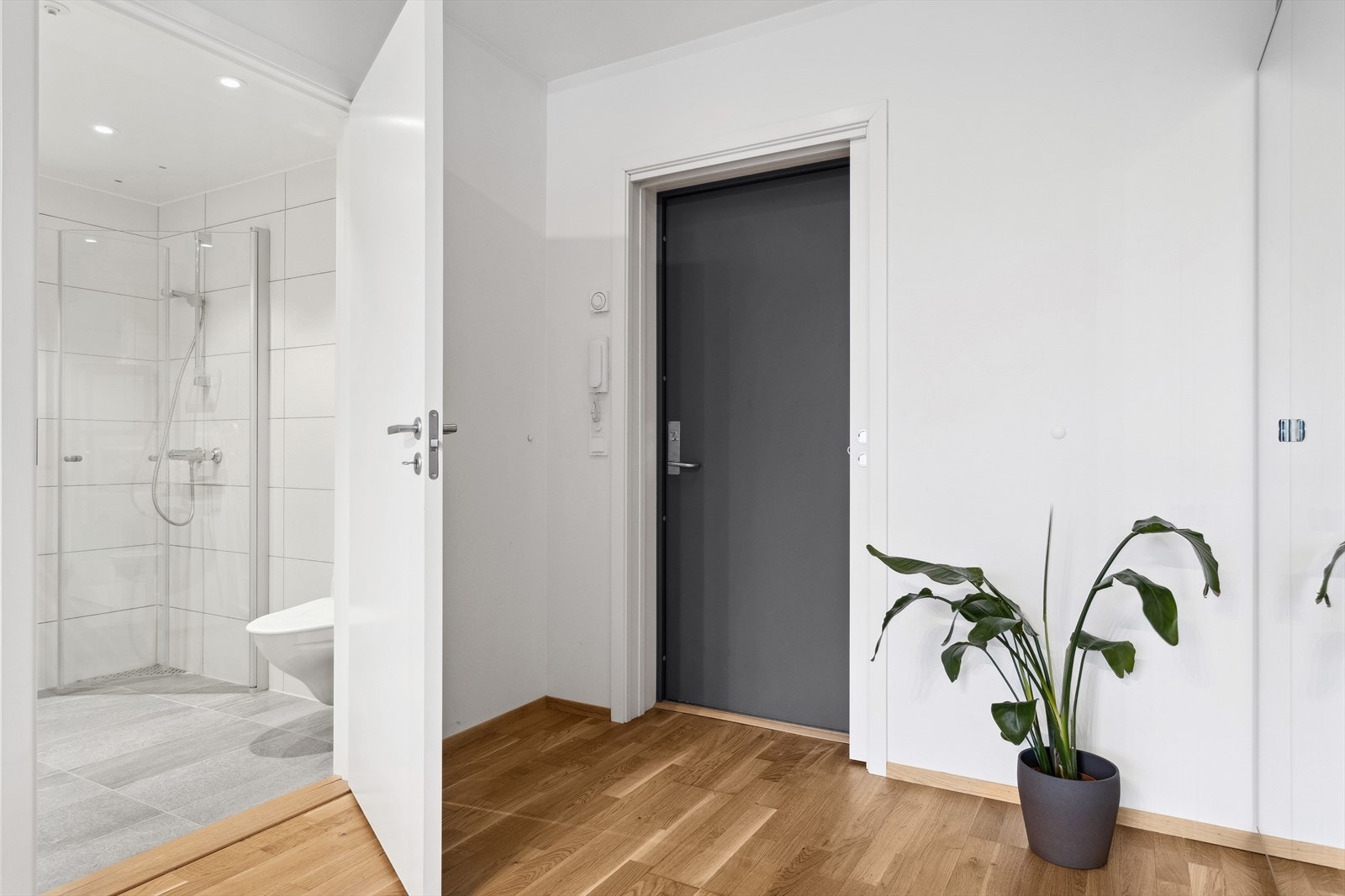 På veggen ved inngangsdøren er det montert dørtelefon - en både praktisk og betryggende løsning. heisadkomst til etasjeplan. Galleribilde