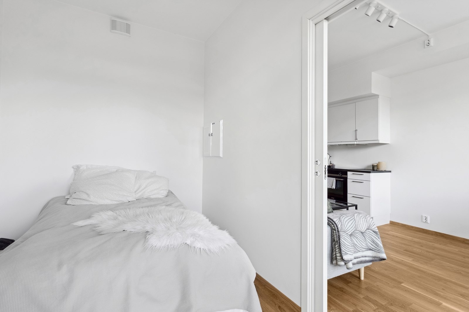 Inngang fra stue via skyvedør, som er ekstra plassbesparende. Galleribilde