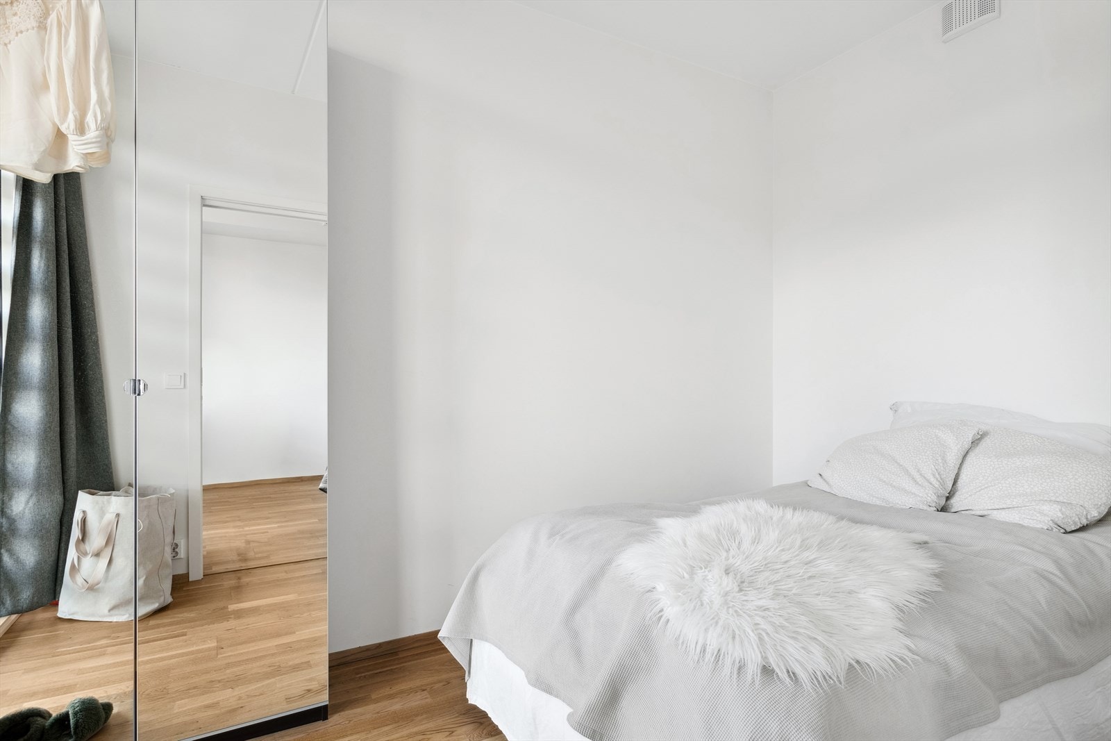 Det er gode oppbevaringsmuligheter i garderobeskap med speildører. Galleribilde