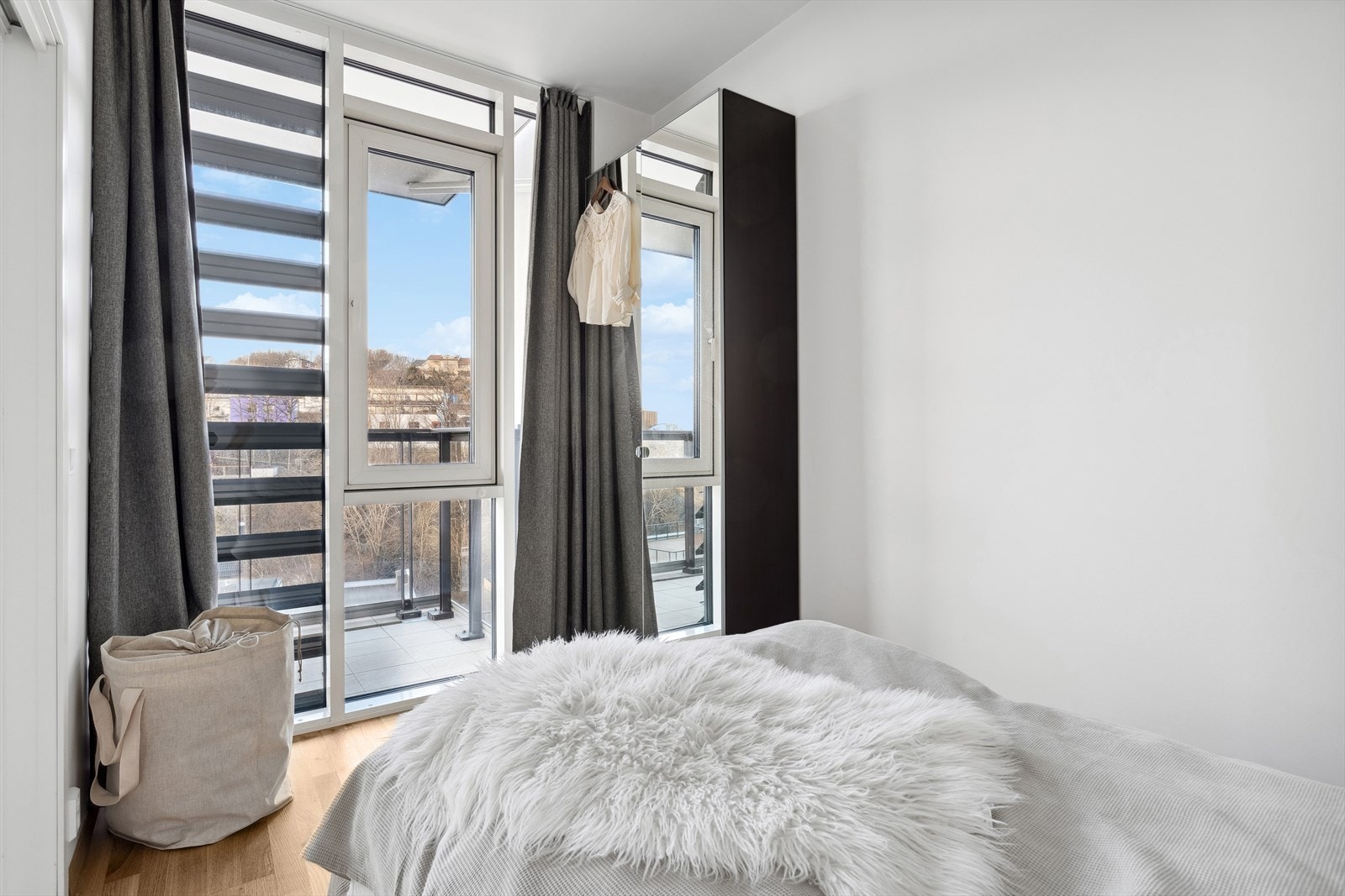 Leiligheten inneholder et romslig soverom. Elektrisk solskjerming på et av vinduene. Galleribilde