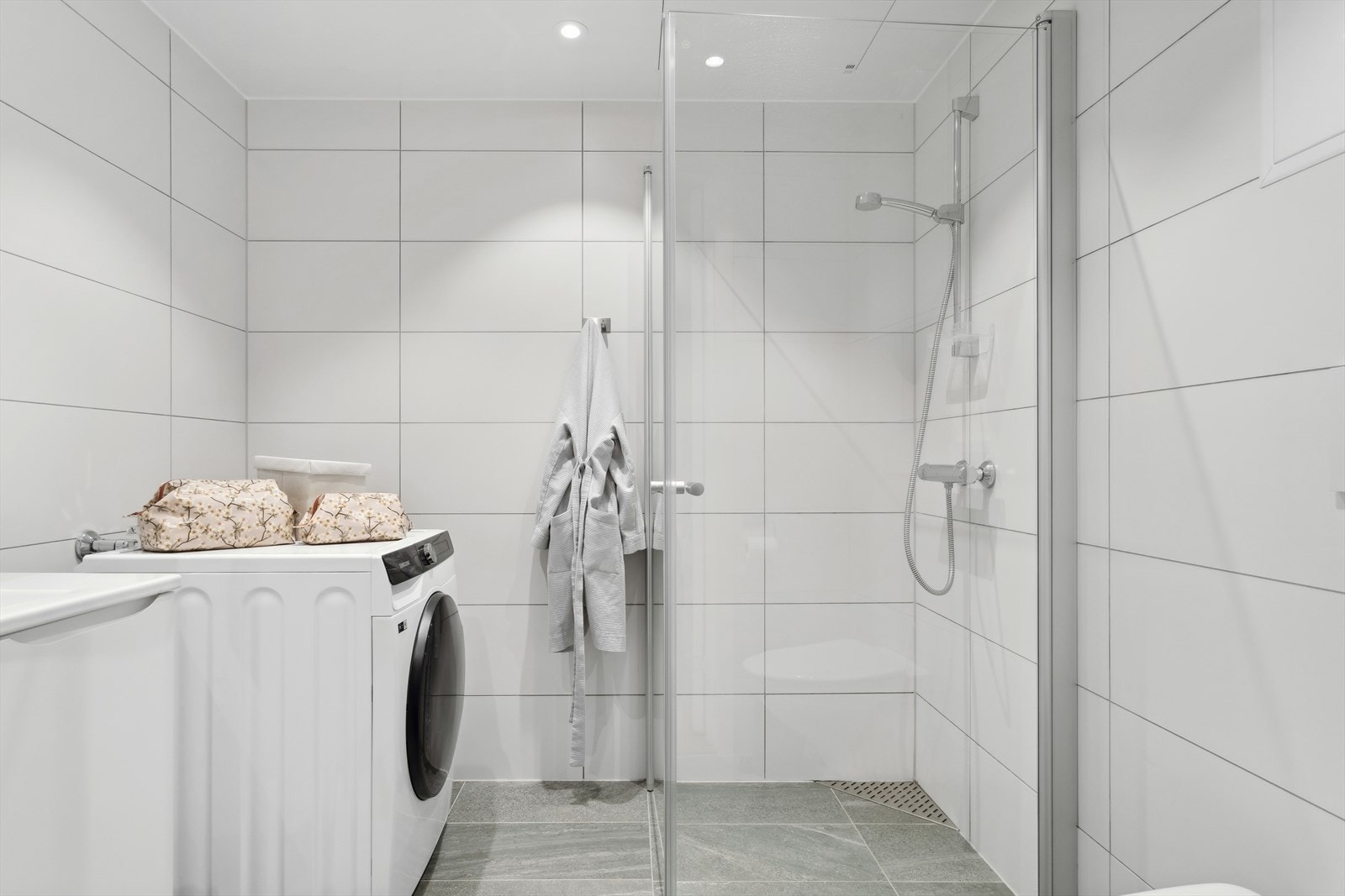 Delikat, helfliset bad fra byggeåret. Behagelig gulvvarme. Innfelte spotter i himlingen. Galleribilde