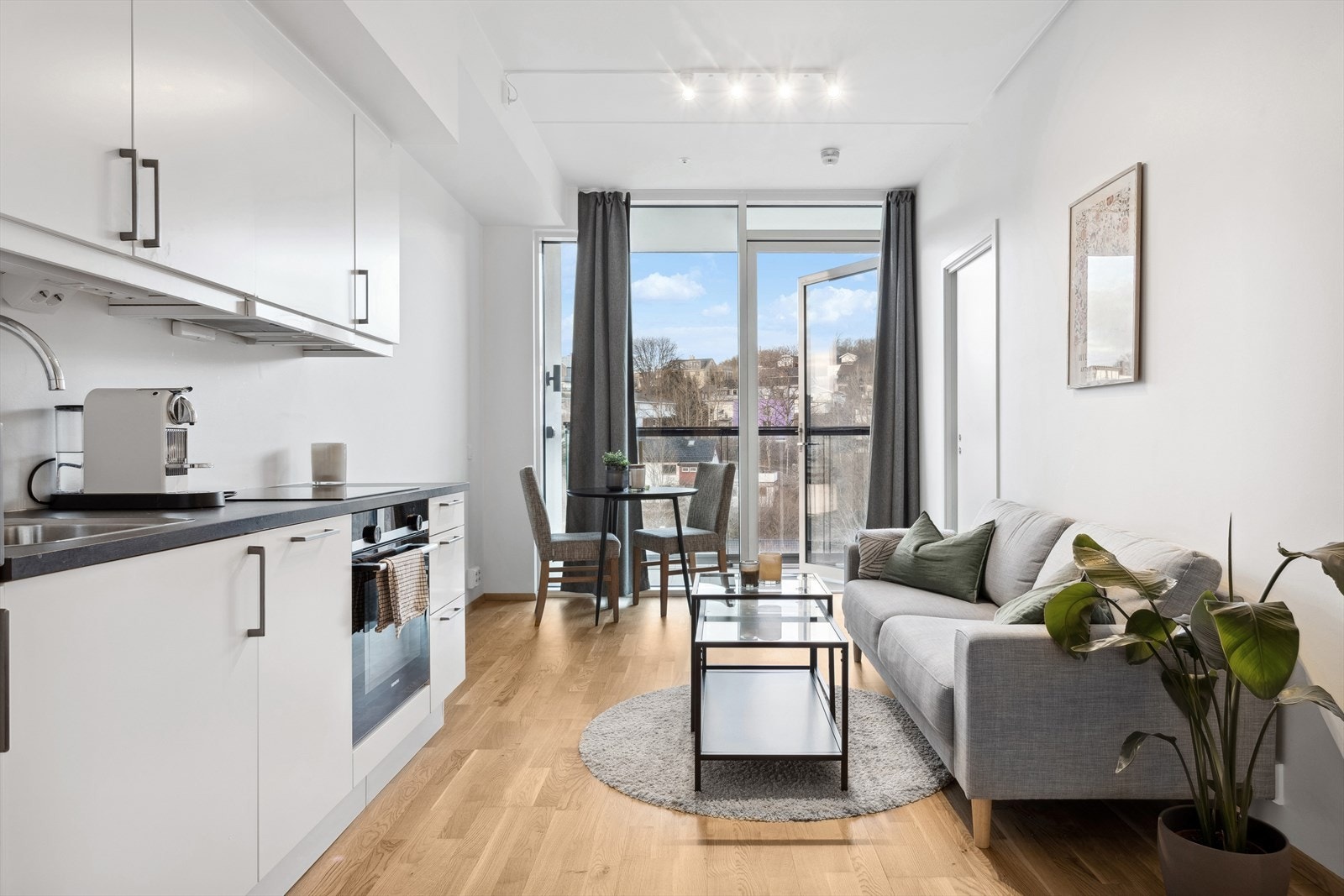 Godt med naturlig lysinnslipp gjennom takhøye vindusflater i enden av rommet. Galleribilde