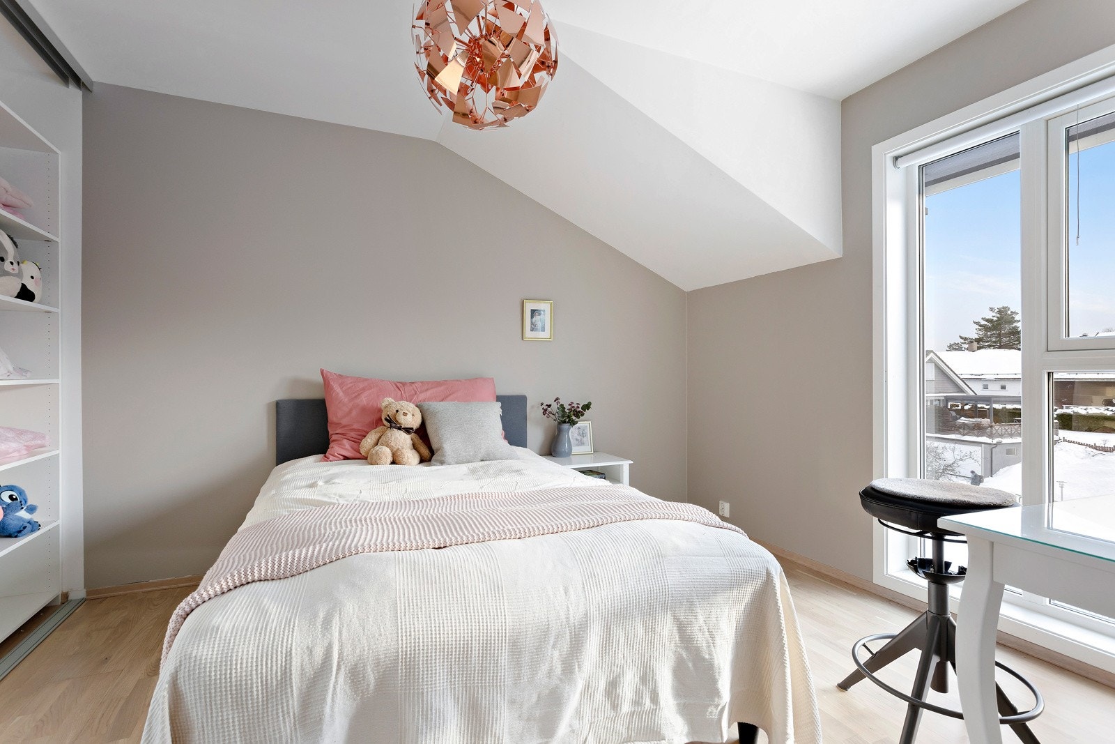 Det er totalt 5 soverom fordelt på to etasjer i huset. Galleribilde