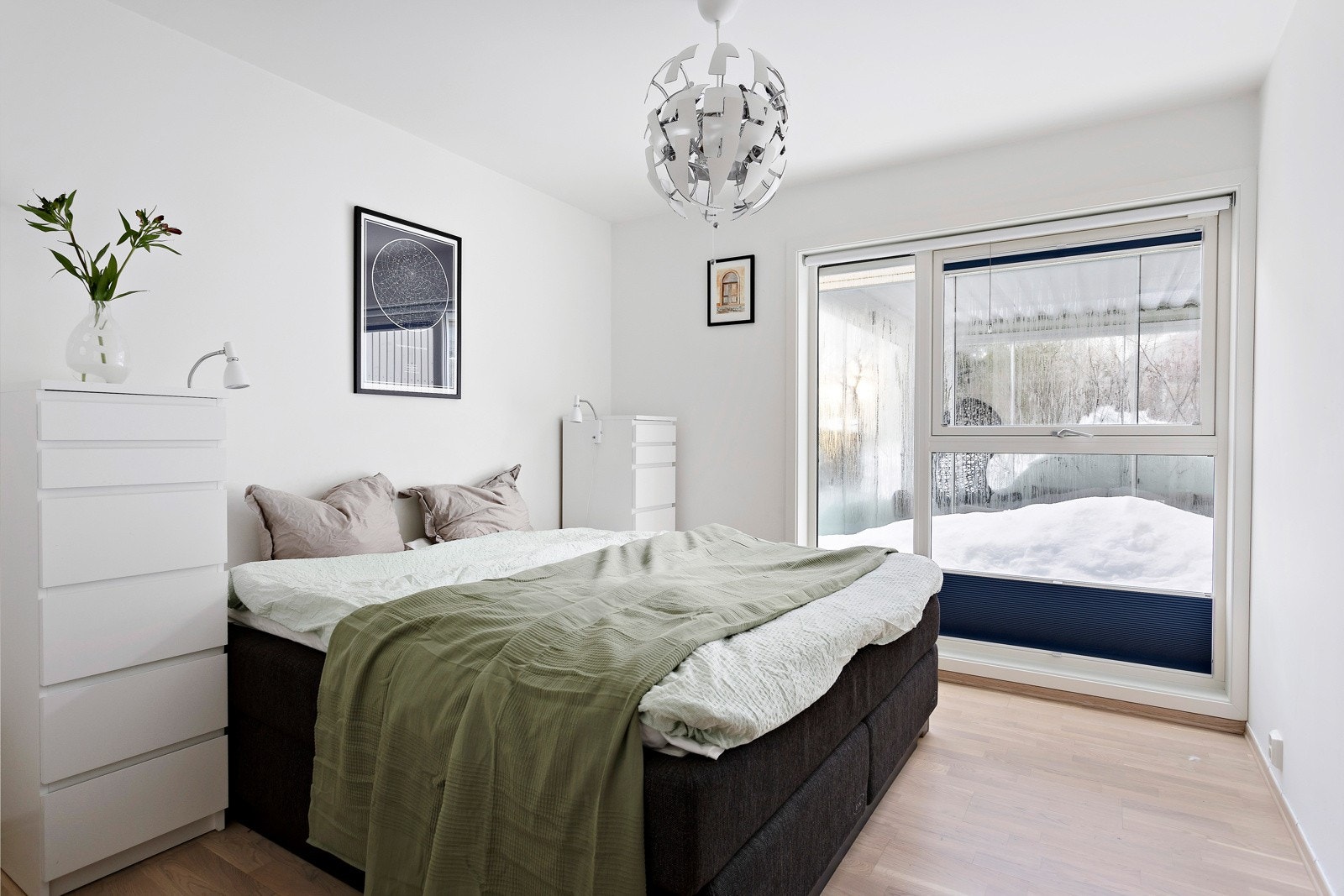 Innbydende hovedsoverom med egen walk-in garderobe og bad. Galleribilde