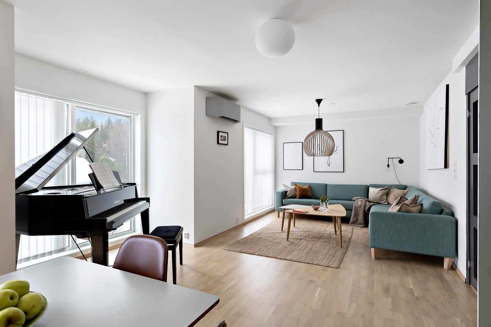 Boligen har gjennomgående god standard fra 2017, med slette veggoverflater, parkettgulv og store vinduer som gir rikelig med lys. Galleribilde