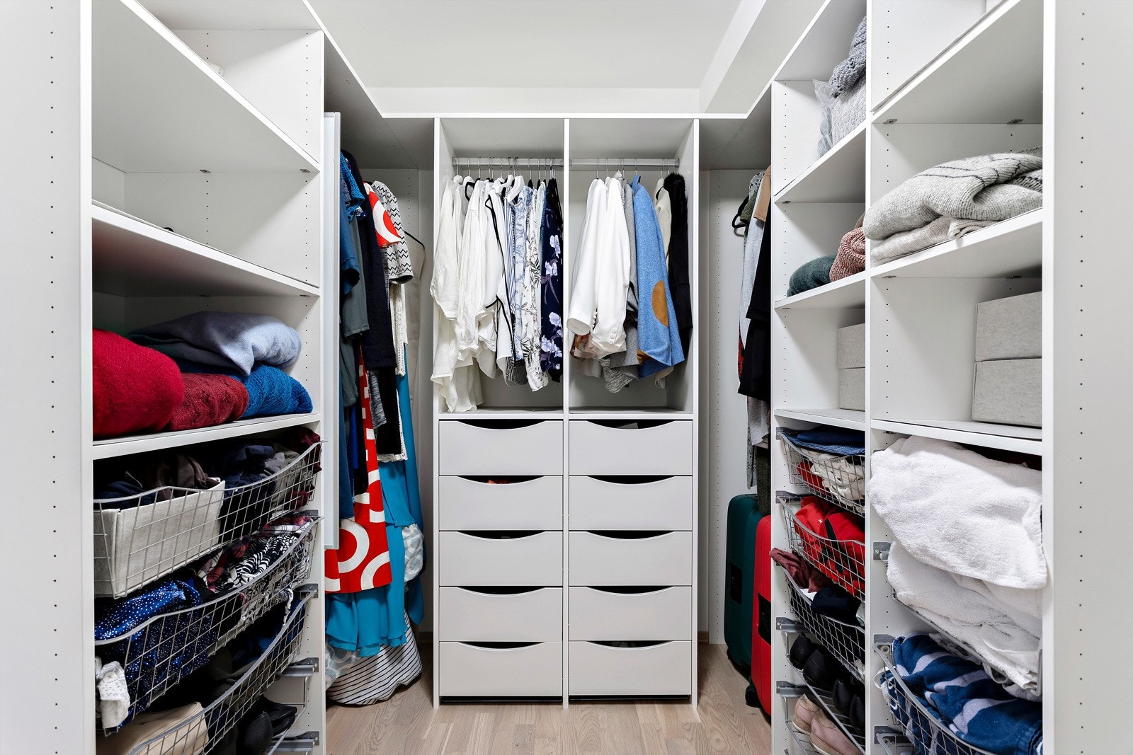 Walk-in med skuffer, hyller og oppheng til klær. Galleribilde