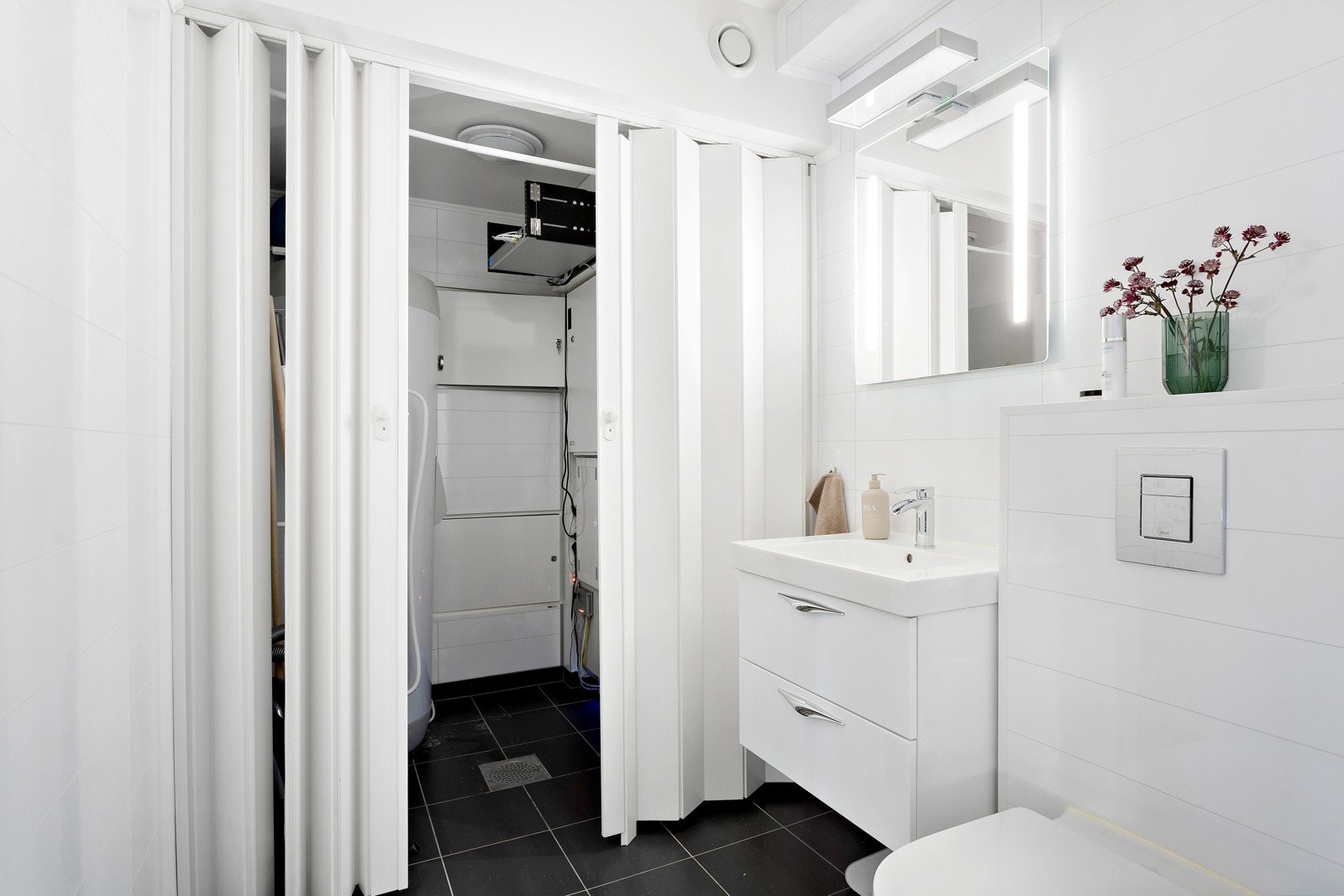 Toalettrom og teknisk rom i tilknytning til hallen i 1. etasje. I tillegg er det 3 komplette bad. Galleribilde