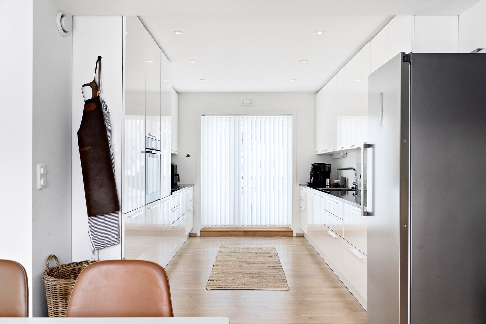 Gode lysforhold med downlights i himling og naturlig lysinnslipp via stort vindu. Det er også utgang til terrassen ved inngangpartiet. Galleribilde