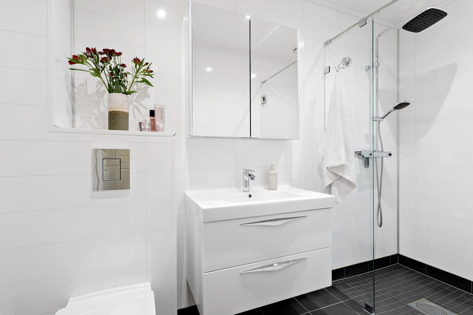 Delikat baderom tilknyttet hovedsoverommet. Galleribilde