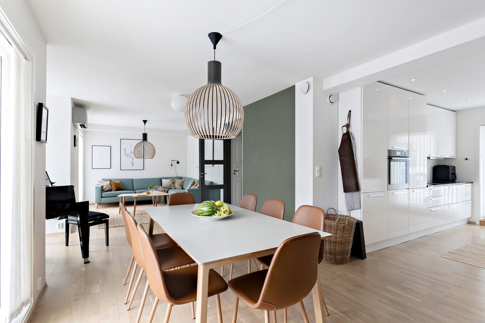 Det er god plass til sofakrok og langbord for gjester. Galleribilde