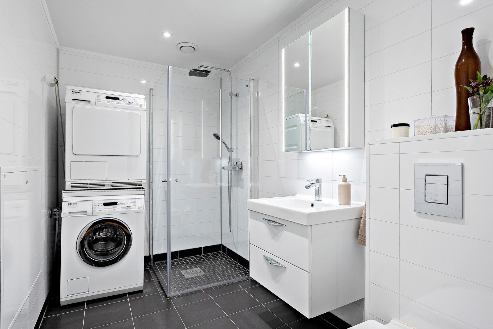 Det er totalt 4 bad/wc i boligen. I underetasjen ligger kombinert bad og vaskerom. Galleribilde