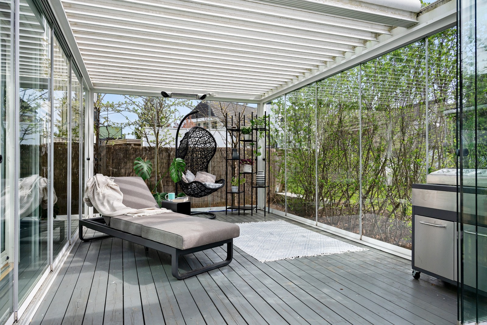 Herlig uteplass hele året. Her sitter du godt skjermet for vær og vind. Varmelamper medfølger. Galleribilde