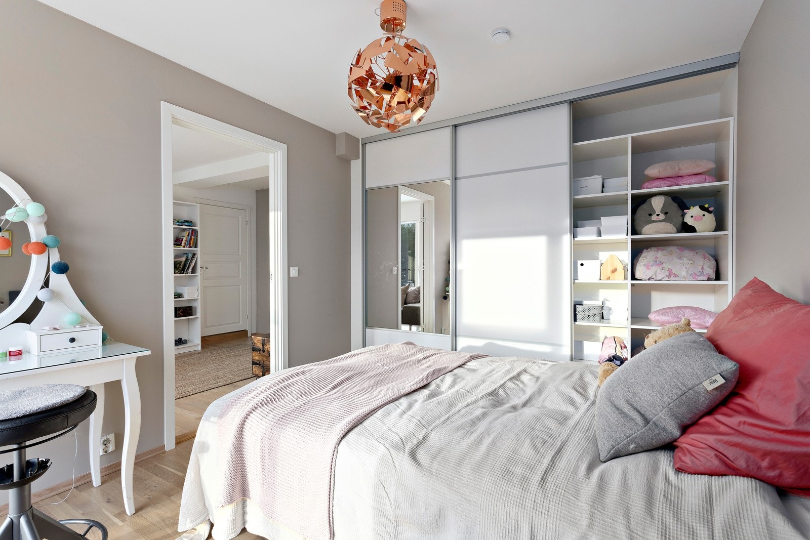 Alle soverommene har plass til seng, nattbord og skyvedørsgarderobe. Galleribilde