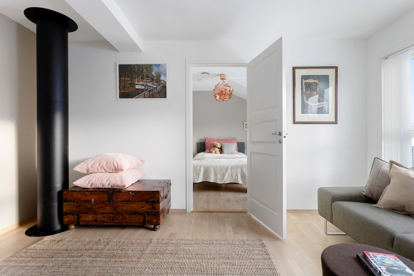 Stuene har flere bruksmuligheter for hele familien. Hva med tv-stue eller lekerom til barna og deres venner? Galleribilde