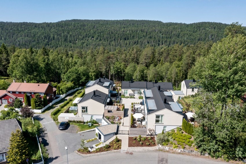 Familievennlig sameie med marka som nabo, lekeplass og bussholdeplass like ved Galleribilde