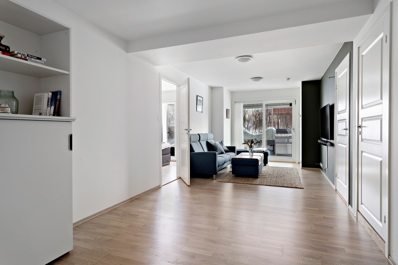 God lagringsplass under trappen i underetasjen samt i en stor bod i garasjeanlegget. Galleribilde