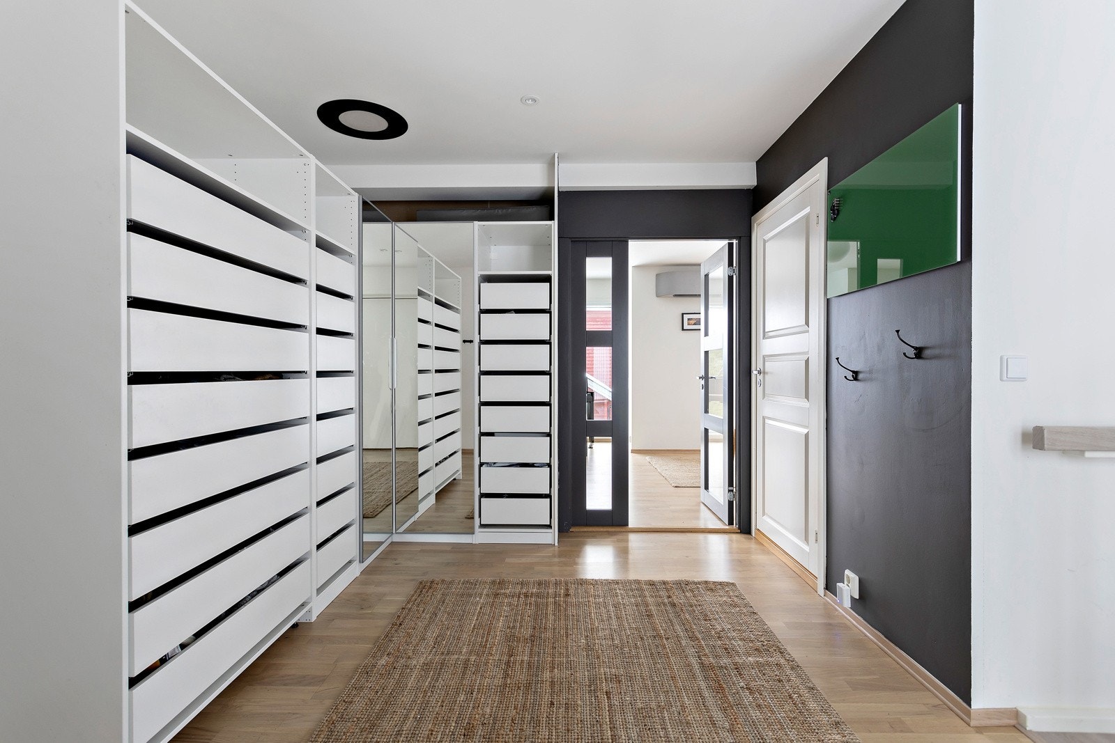 Stor og innbydende hall med god plass til oppbevaring av yttertøyet. Galleribilde