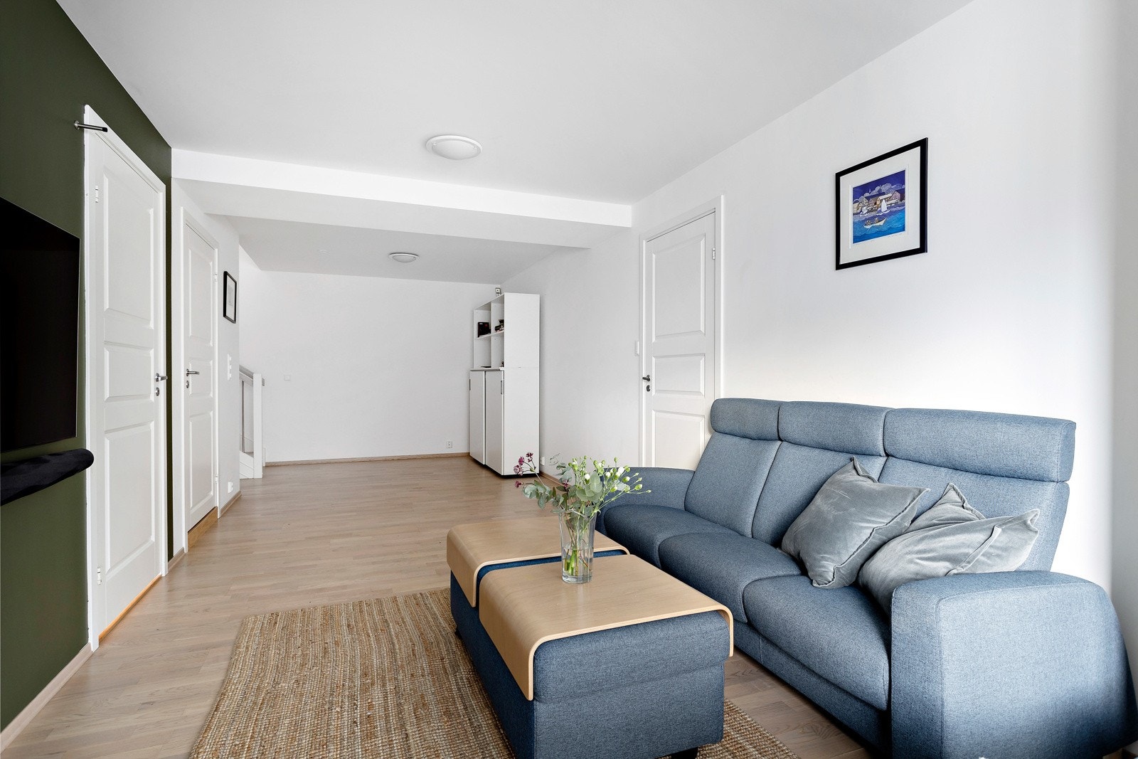 Romslig tv-stue i underetasjen, med utgang til pergola og terrassen Galleribilde