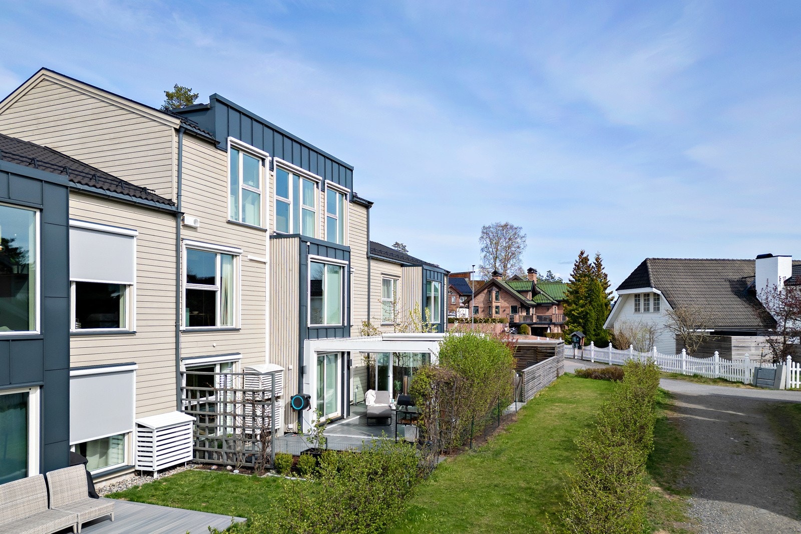 Boligen har en fin beliggenhet på feltet. Galleribilde