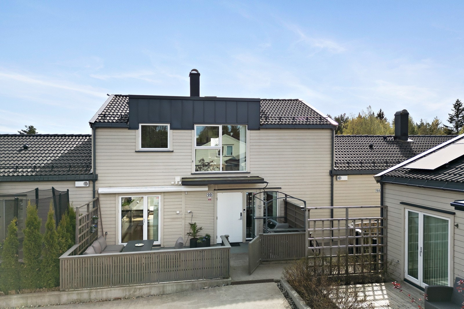 Ved inngangpartiet er det terrasseplatting på ca. 20 kvm, inngjerdet og med port. Galleribilde