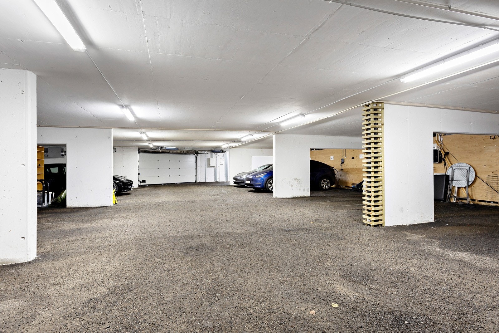 To garasjeplasser og elbillader fra Tesla er installert. Enkel adkomst via telefon. Gjesteparkering i garasjen + utvendig Galleribilde