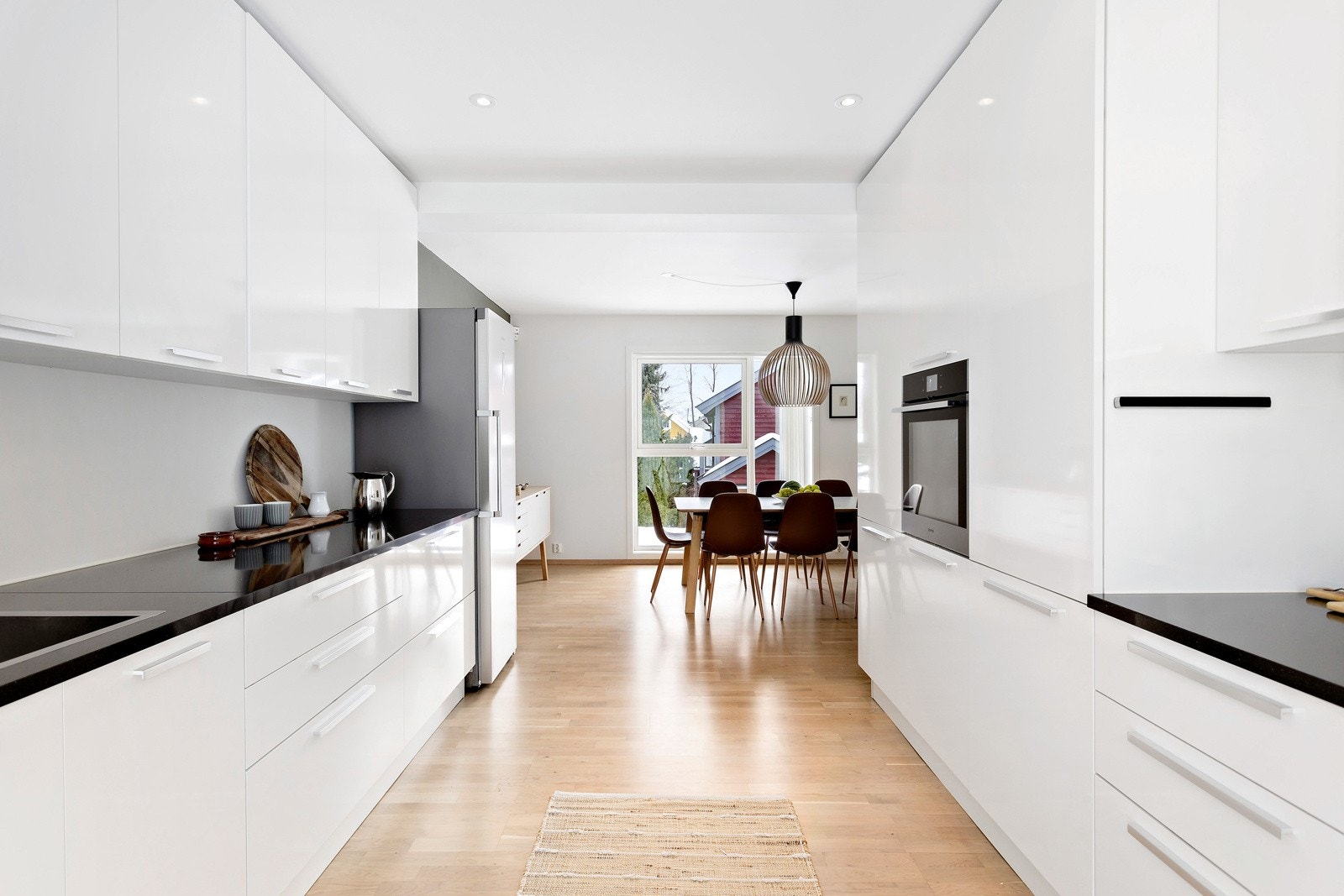 Kjøkkenet er godt utnyttet med rikelig skap- og benkeplass. Galleribilde