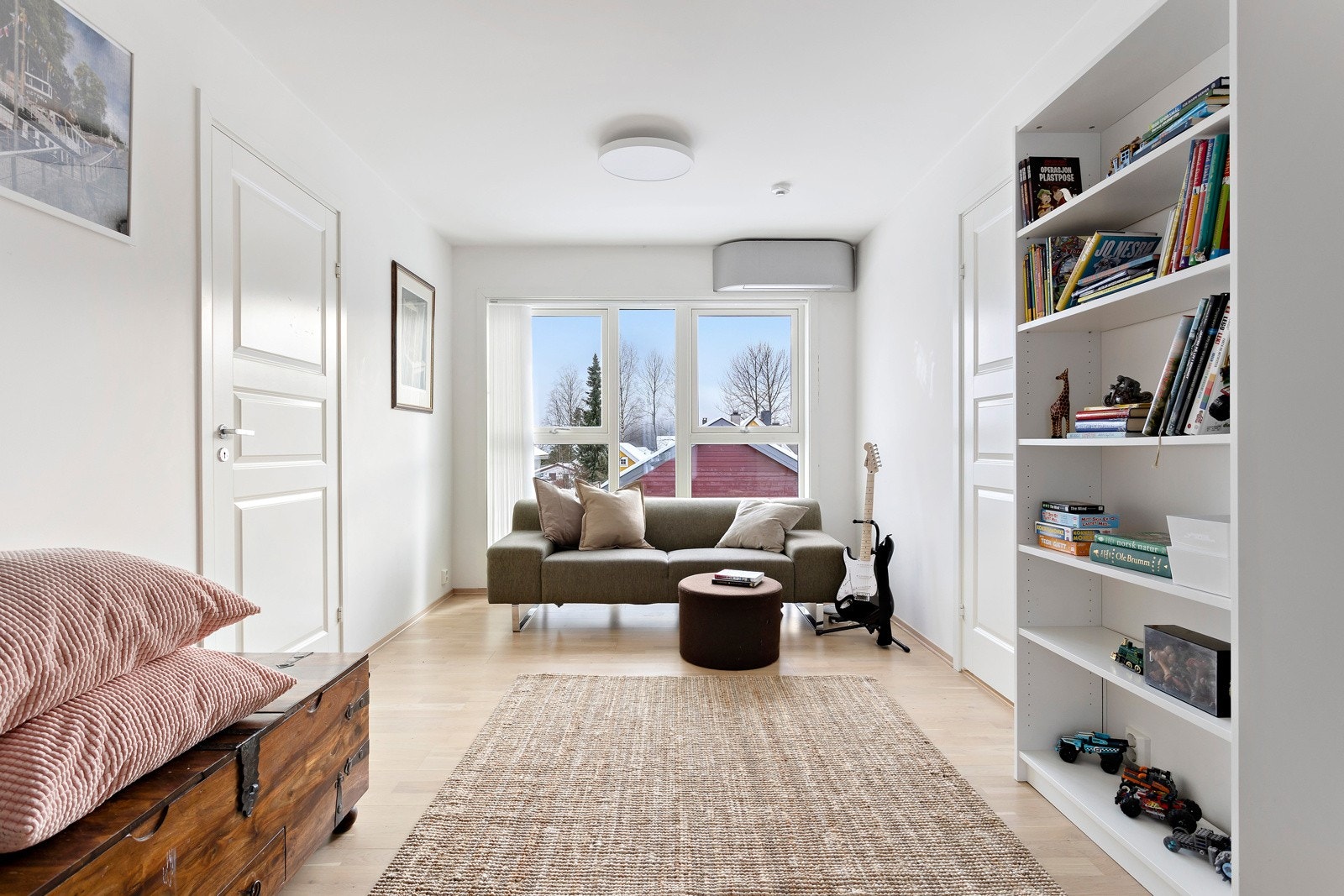 Tv-stue i 2.etasje plassert mellom de 3 soverommene her. I tillegg er det et baderom. Galleribilde