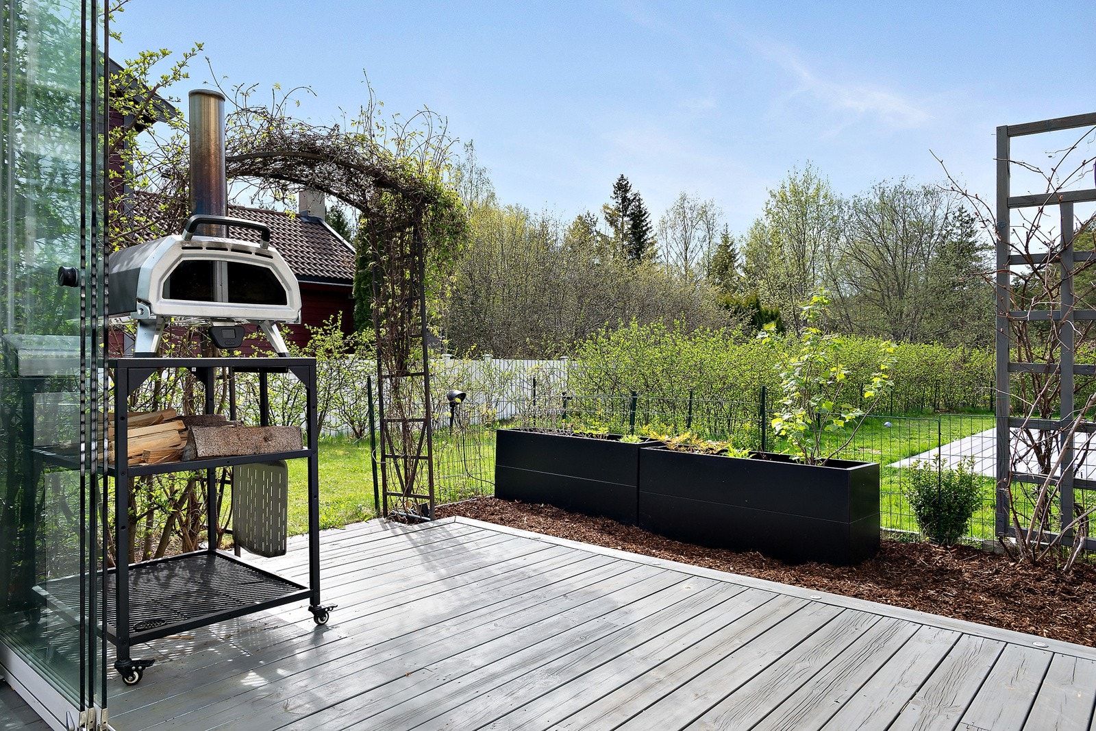 Platting utenfor pergola. Galleribilde