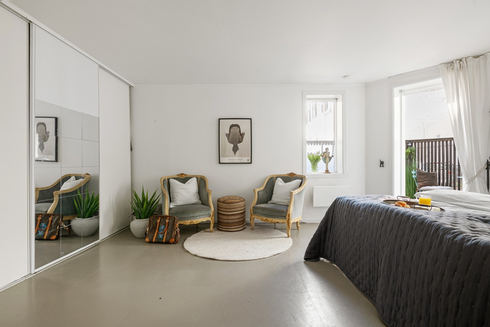 Det er også rikelig med garderobeplass i den store skyvedørsgarderoben. Galleribilde