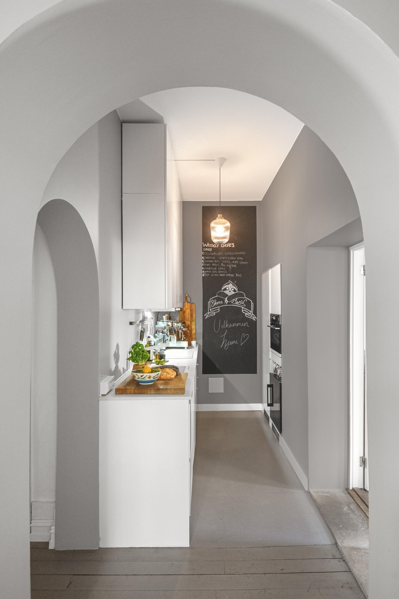 Gjennom den buede åpningen finner vi det hyggelige kjøkkenet. Galleribilde