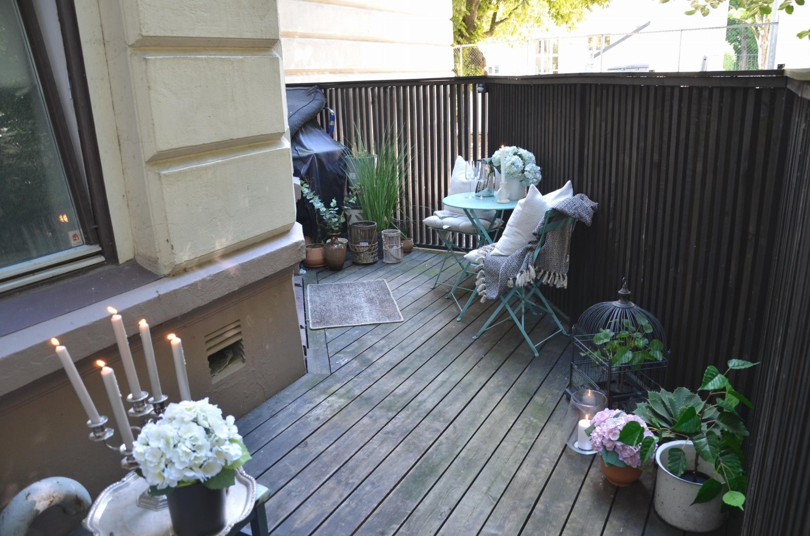 Boligen har en romslig entre, kjøkken, stue, baderom, et stort soverom og veranda med direkte adkomst fra bakgården. Galleribilde