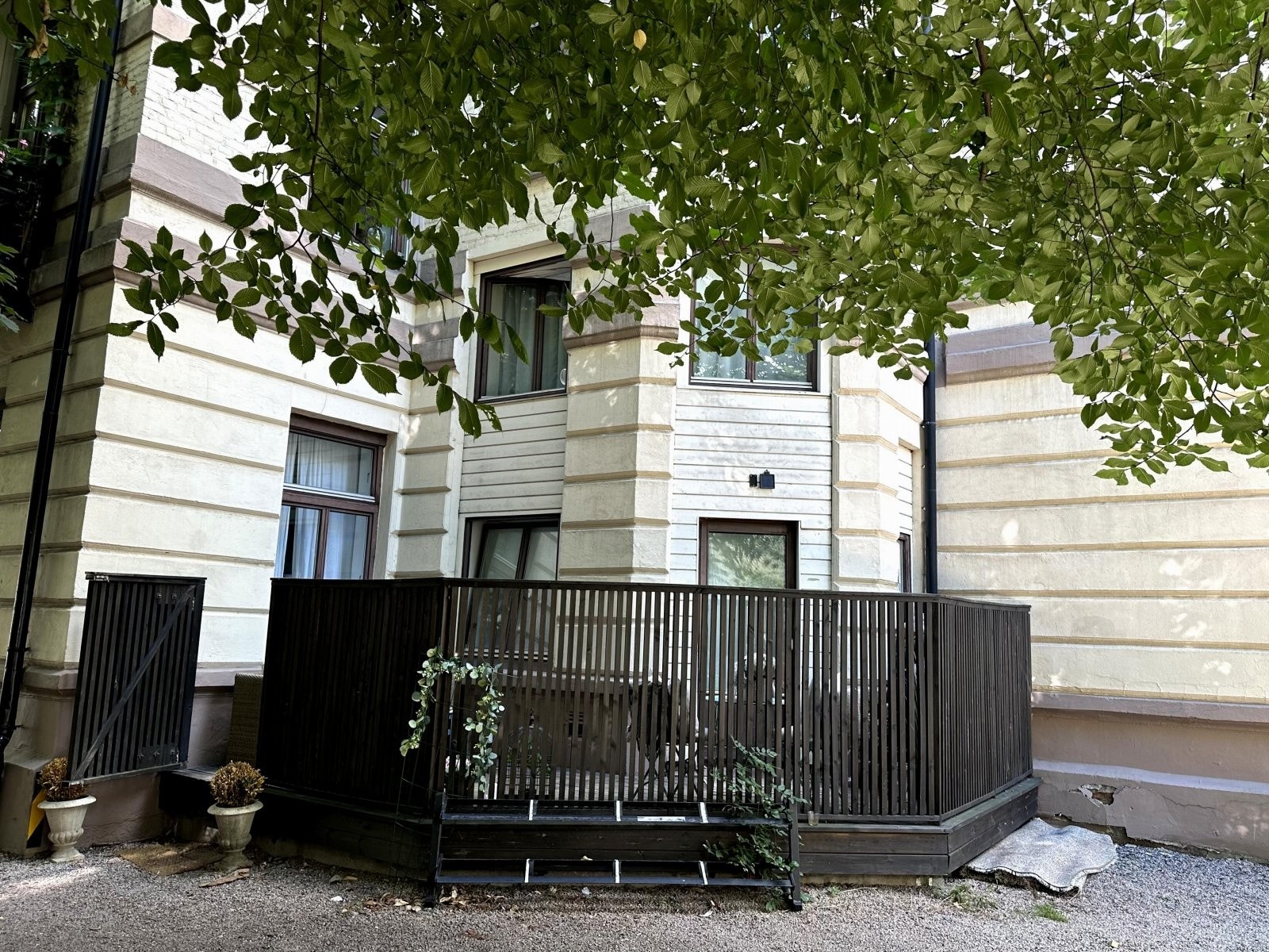 Fra balkongen er det også direkte utgang til bakgården, og det høye gjerdet skjermet mot innsyn. Galleribilde