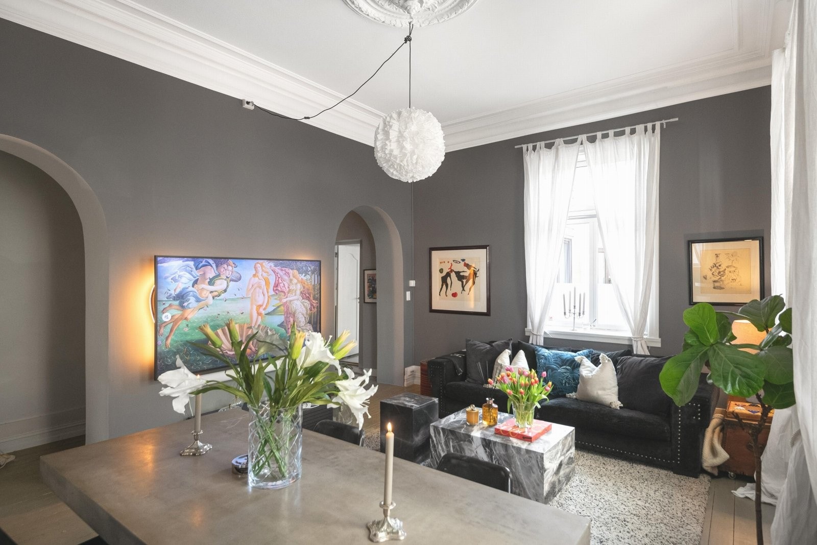 er det god plass til både en større sofagruppe med tilhørende mediebenk, og en stor spisegruppe. Galleribilde