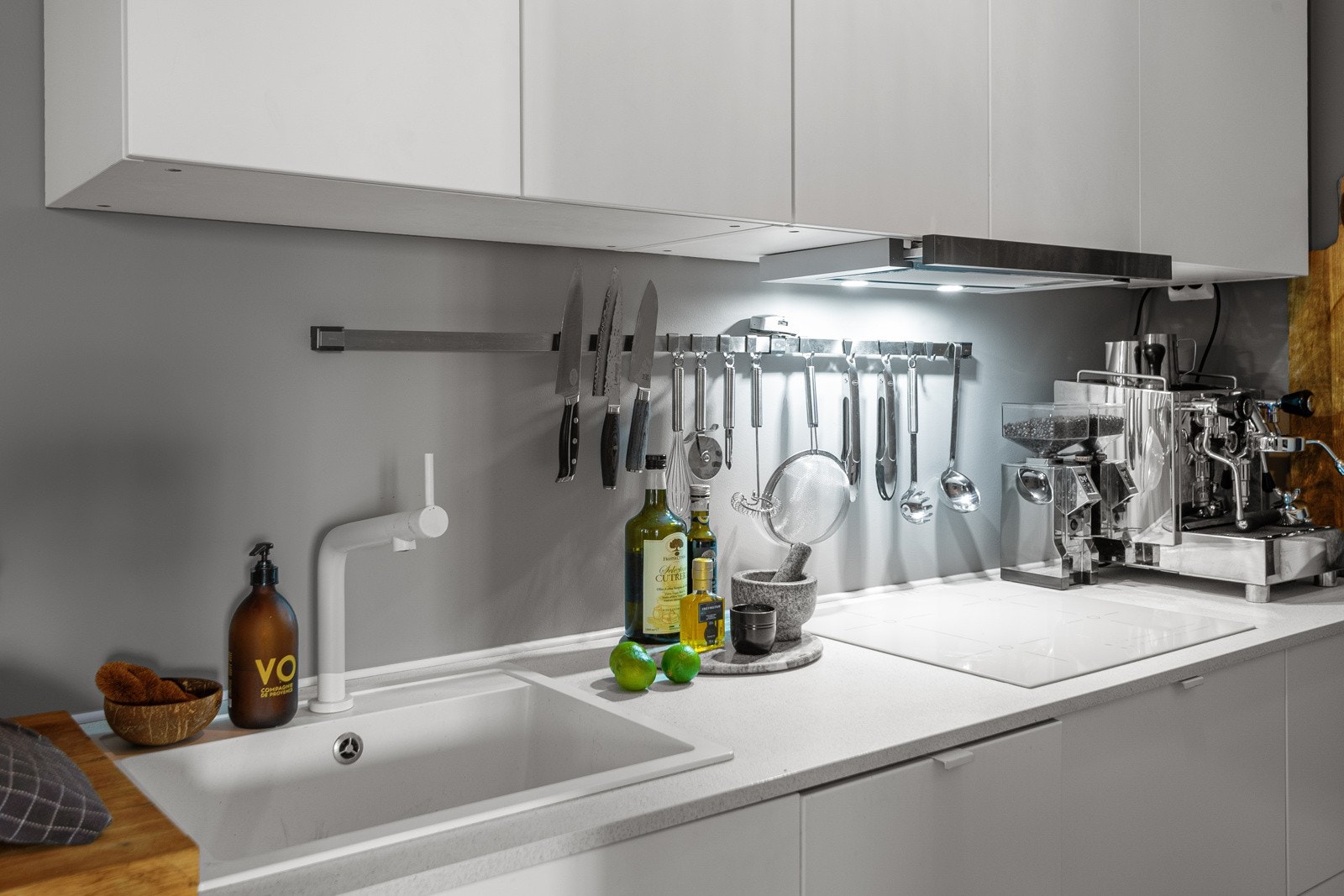 Integrerte hvitevarer består av kjøl/fryseskap, oppvaskmaskin, stekeovn og platetopp, i tillegg til semiintegrert vinskap. Galleribilde