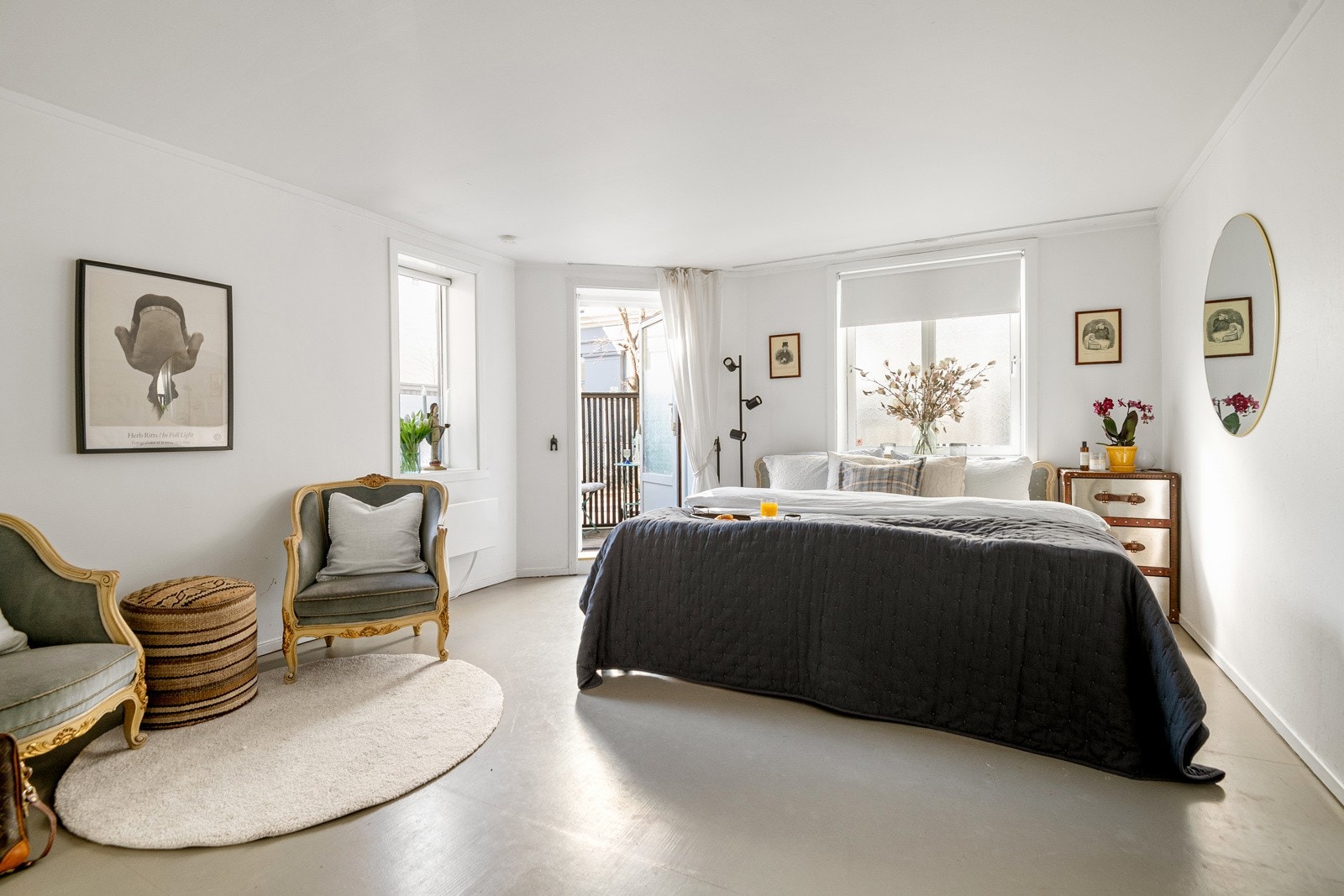 Dette romslige rommet byr på en rekke innredningmuligheter, enten du ønsker å dele rommet i to for å få et ekstra soverom, lage walk in, hjemmekontor eller ekstra sittegruppe. Galleribilde