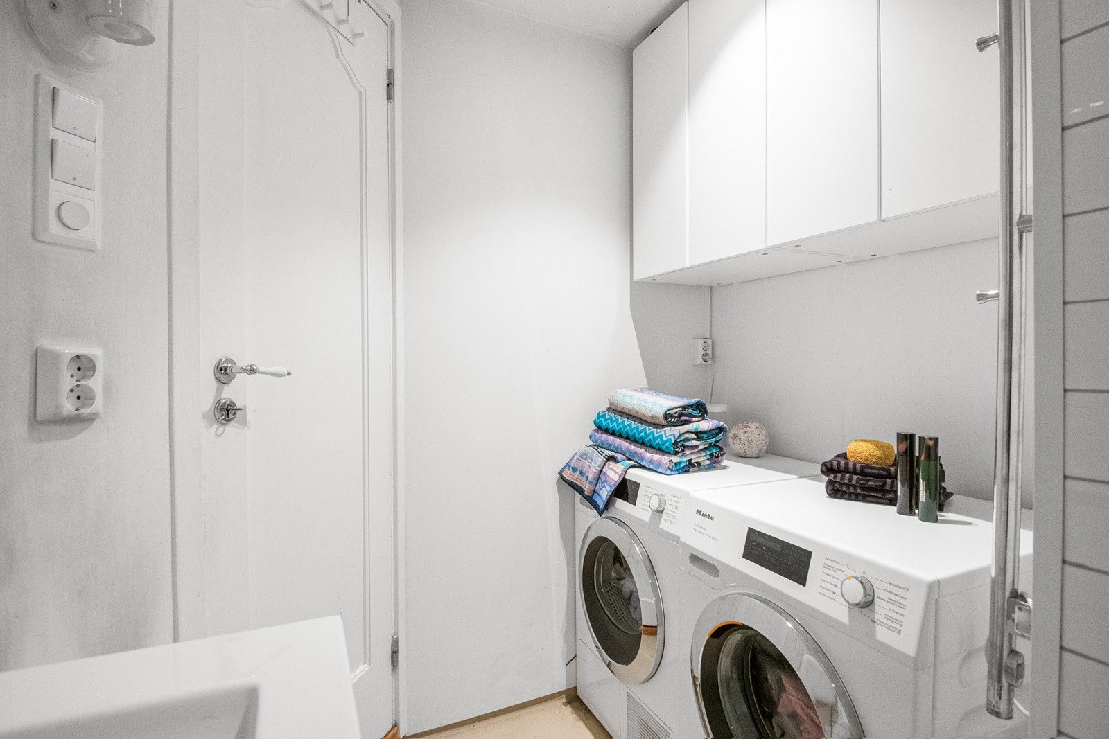 Over vaskemaskinen og tørketrommelen det også hengt opp skap for ekstra oppbevaring. Galleribilde