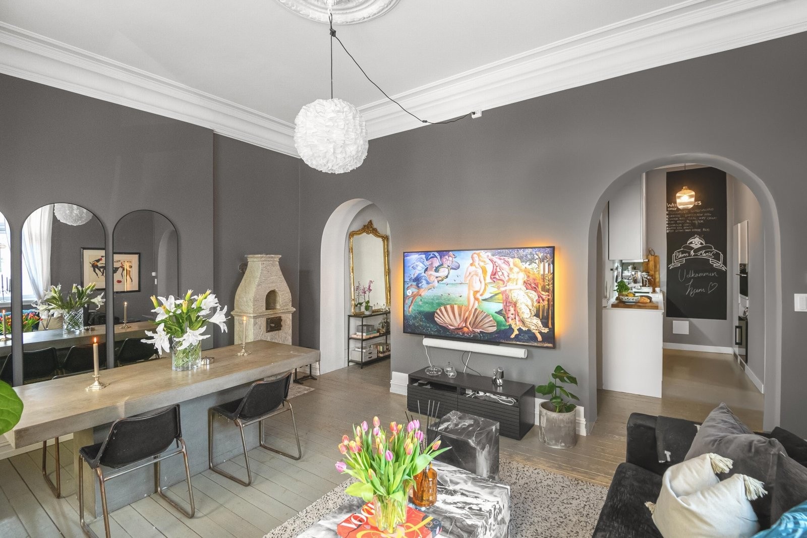 Fra stuen beveger vi oss videre inn mot kjøkkenet. Galleribilde