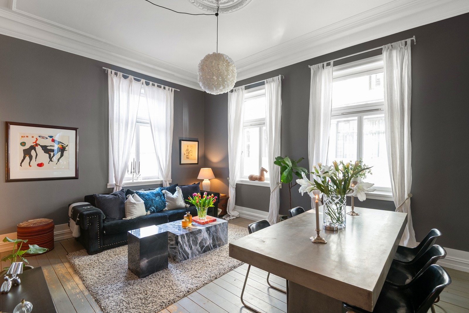 Vi beveger oss gjennom de flotte buene og inn til den store stuen. Galleribilde