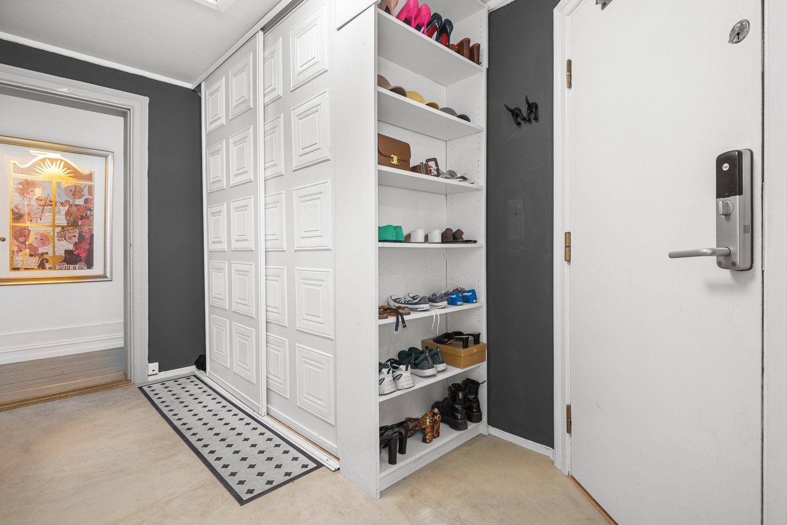 Velkommen inn! Ditt første møte med boligen er en romslig entré. Galleribilde