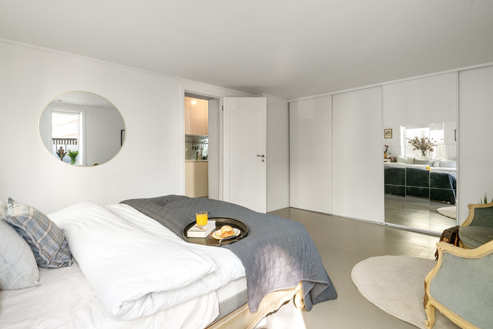 Med inngang fra kjøkkenet finner vi et stort og lyst soverom med plass til dobbeltseng og gode innrednings- og oppbevaringsmuligheter. Galleribilde