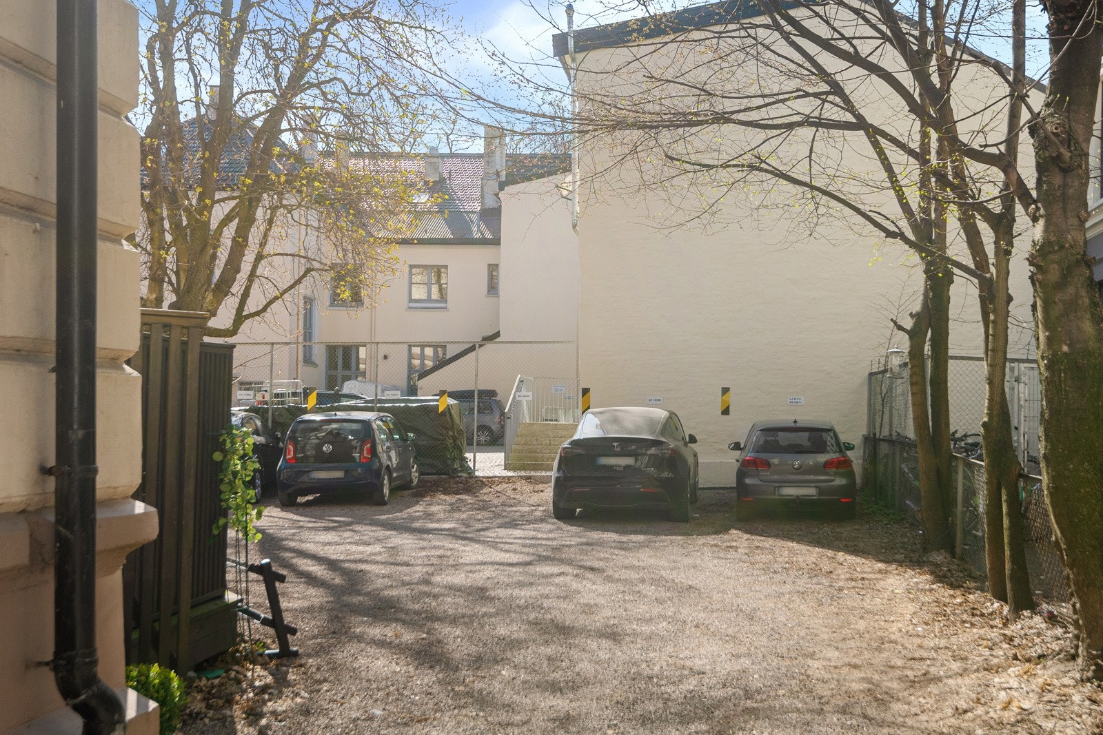 Det følger ingen parkeringsplass med boligen men sameiet disponerer flere parkeringsplasser på tomten som leies ut etter liste. Galleribilde