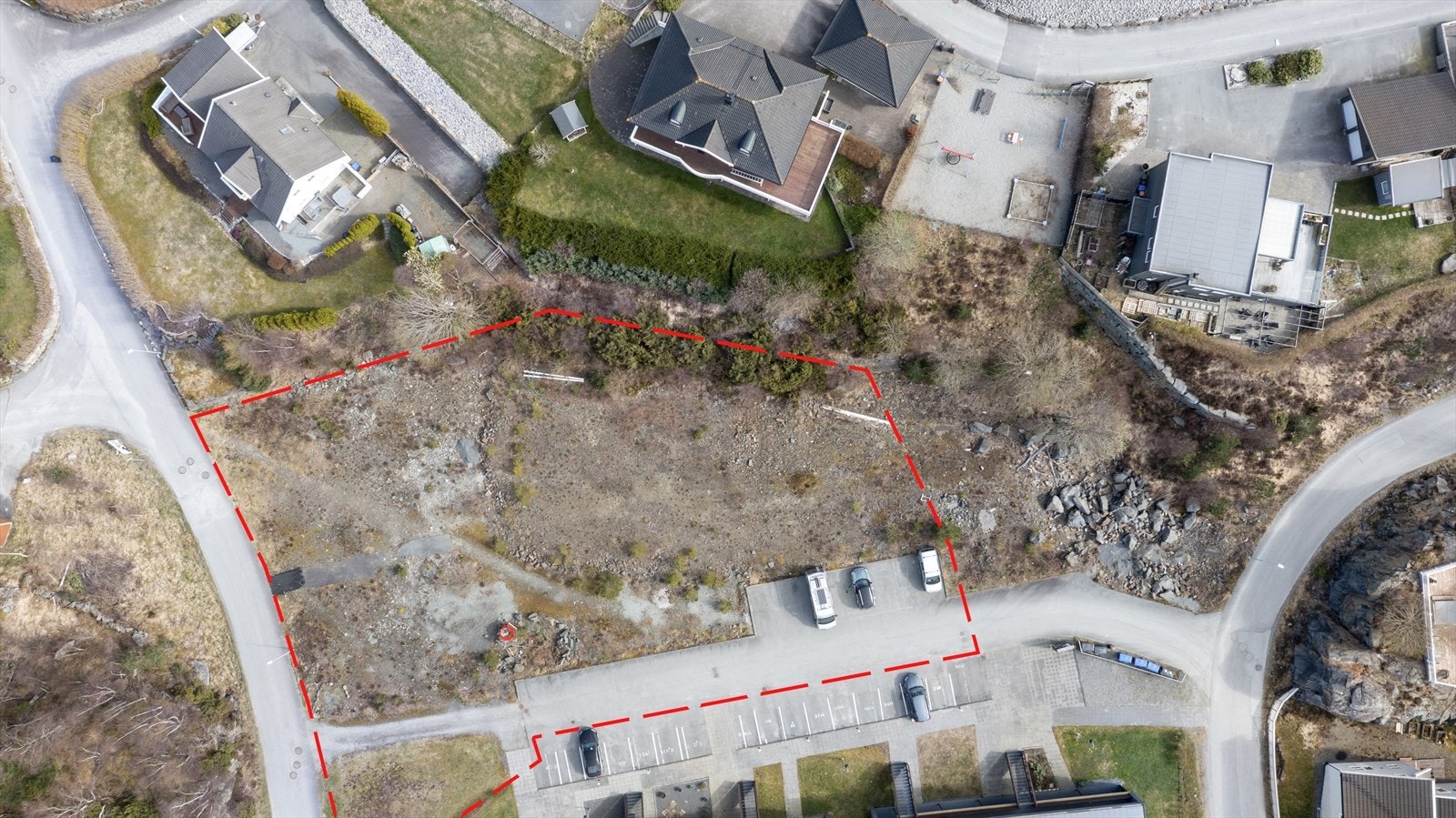 I forbindelse med bygging på nabotomten er det allerede gjort en del grunn- og planeringsarbeid - det er også lagt opp offentlig vann og avløp til tomten Galleribilde