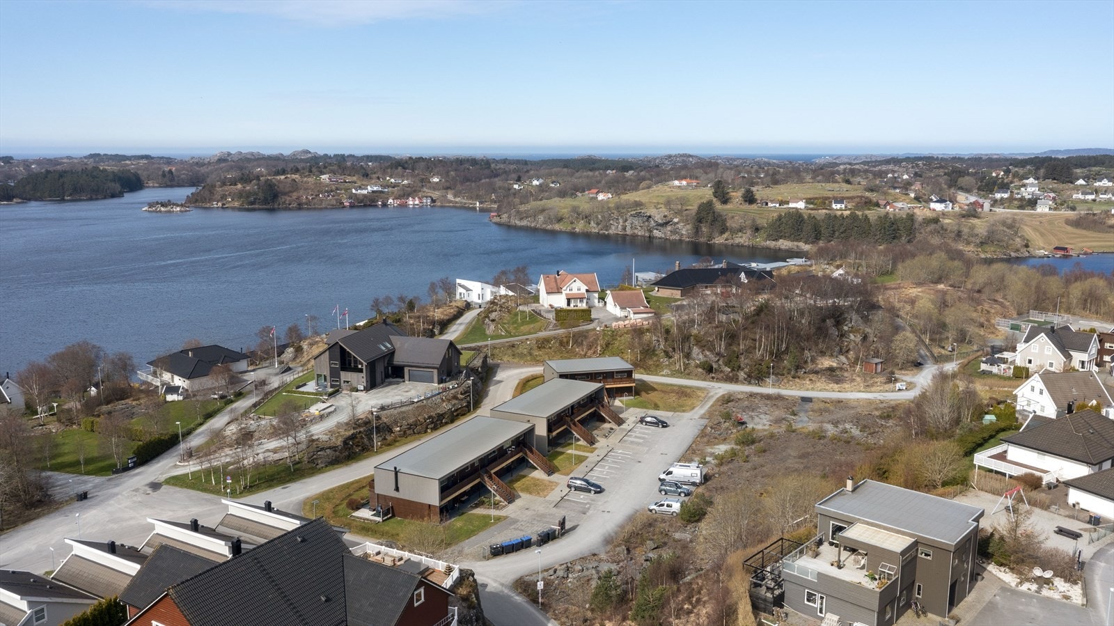 Tomten har en barne- og familievennlig beliggenhet i nyetablert boligfelt på Rophus
med barn og unge i alle aldersgrupper Galleribilde