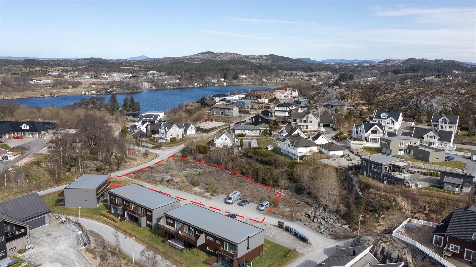 Stor og tilnærmet planert tomt på hele 2 795 kvm (tomtegrense omtrentlig inntegnet, avvik kan forekomme) Galleribilde