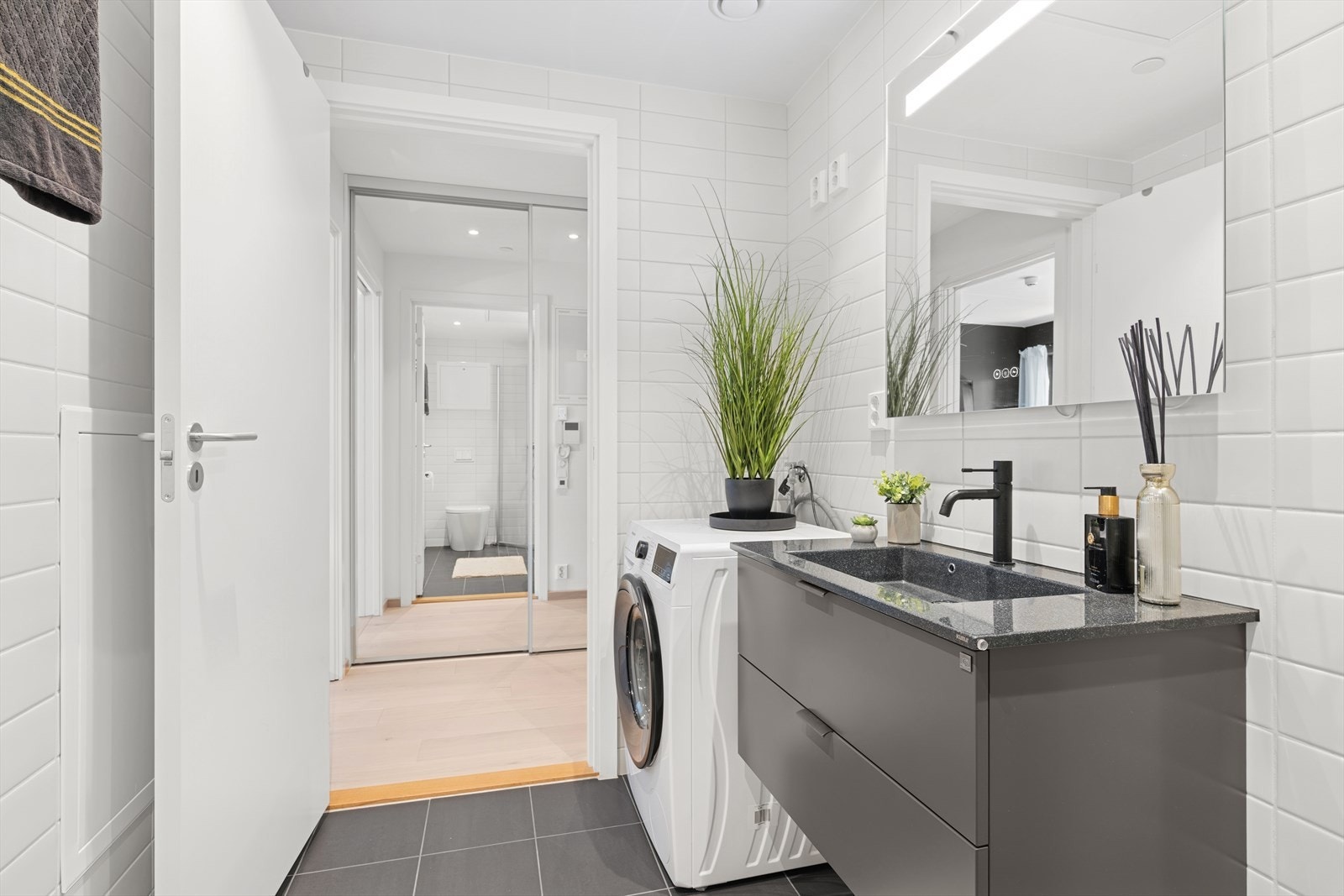 Badet med fliser på gulvet og på veggene. Det er lagt varmekabler i gulvet Galleribilde