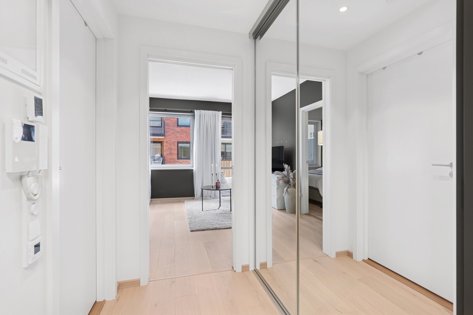 Entré med callinganlegg og praktisk skyvedørsgarderobe Galleribilde