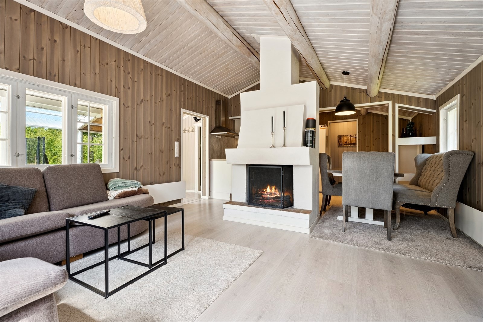 Fargevalget gir hytta et lunt og moderne uttrykk. Galleribilde