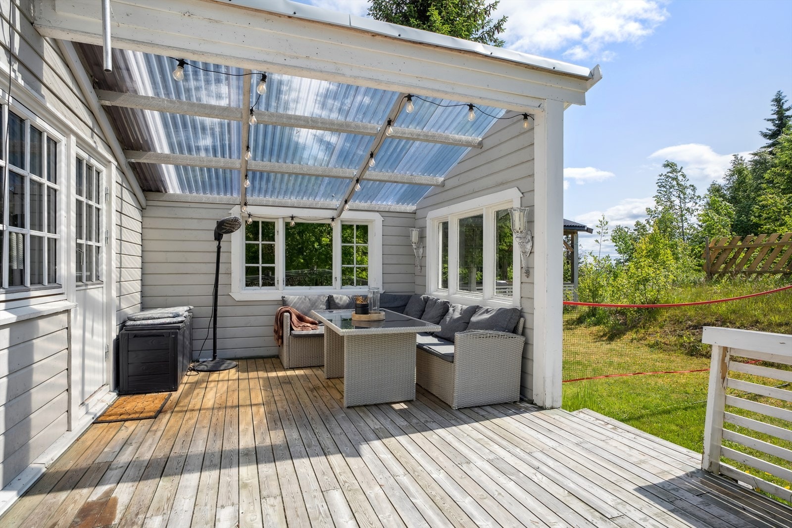 Overbygget veranda gir ly for vær og vind, et fint sted å nyte uteplassen. Galleribilde